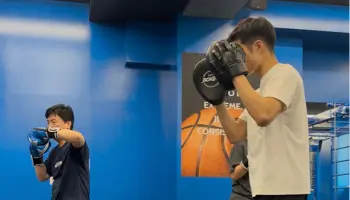 Image of a kickboxing class